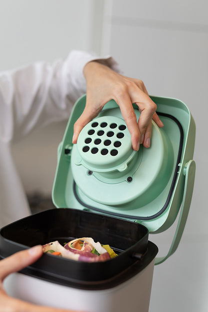 Poubelle pour les déchets de cuisine avec filtre à charbon actif pour limiter les odeurs